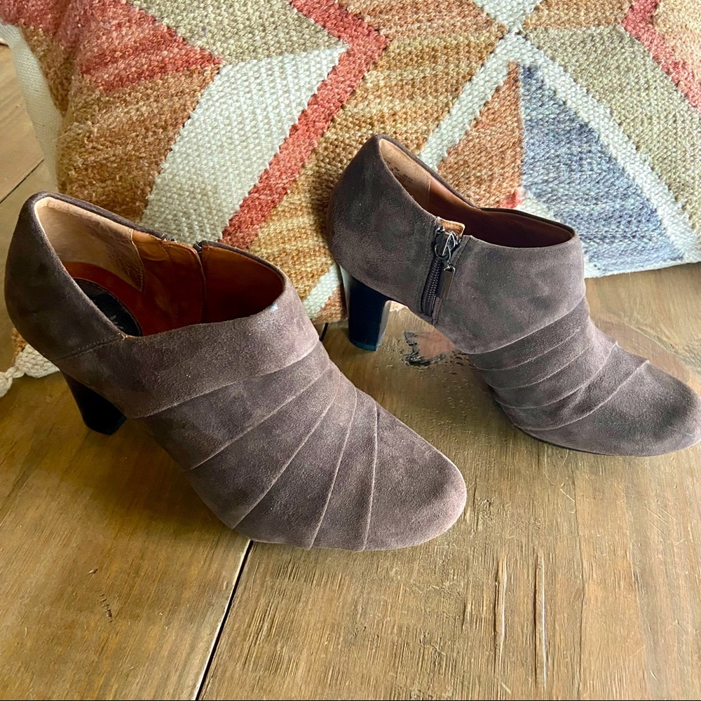 Clarks Artisan Heeled Booties Size 9 Chocolate Brown